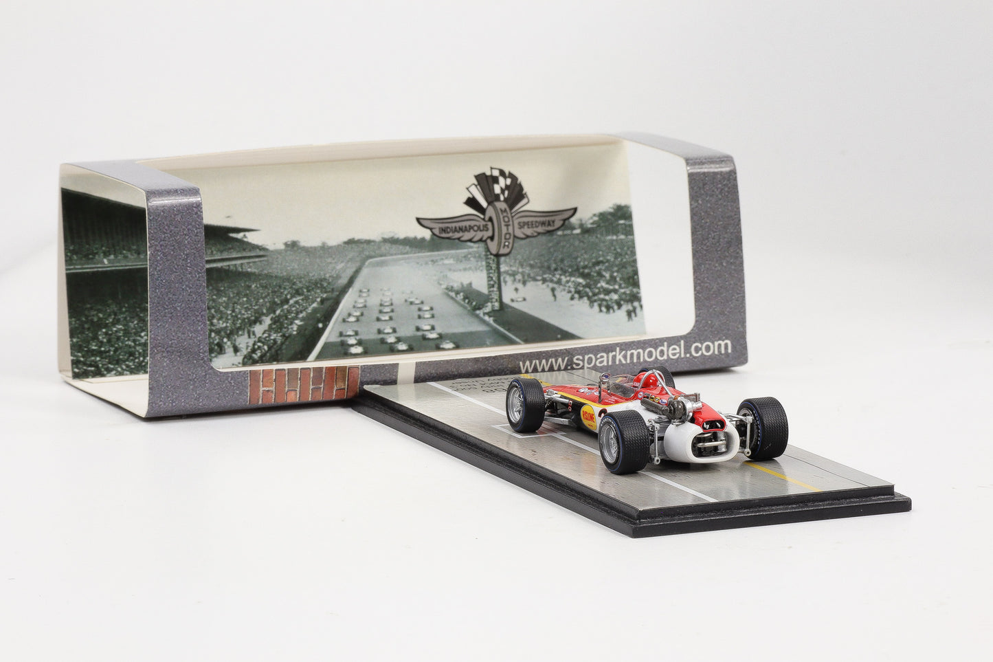 1:43 Spark 1968 Winner Indy 500 Eagle MK4 No. 3 Bobby Unser