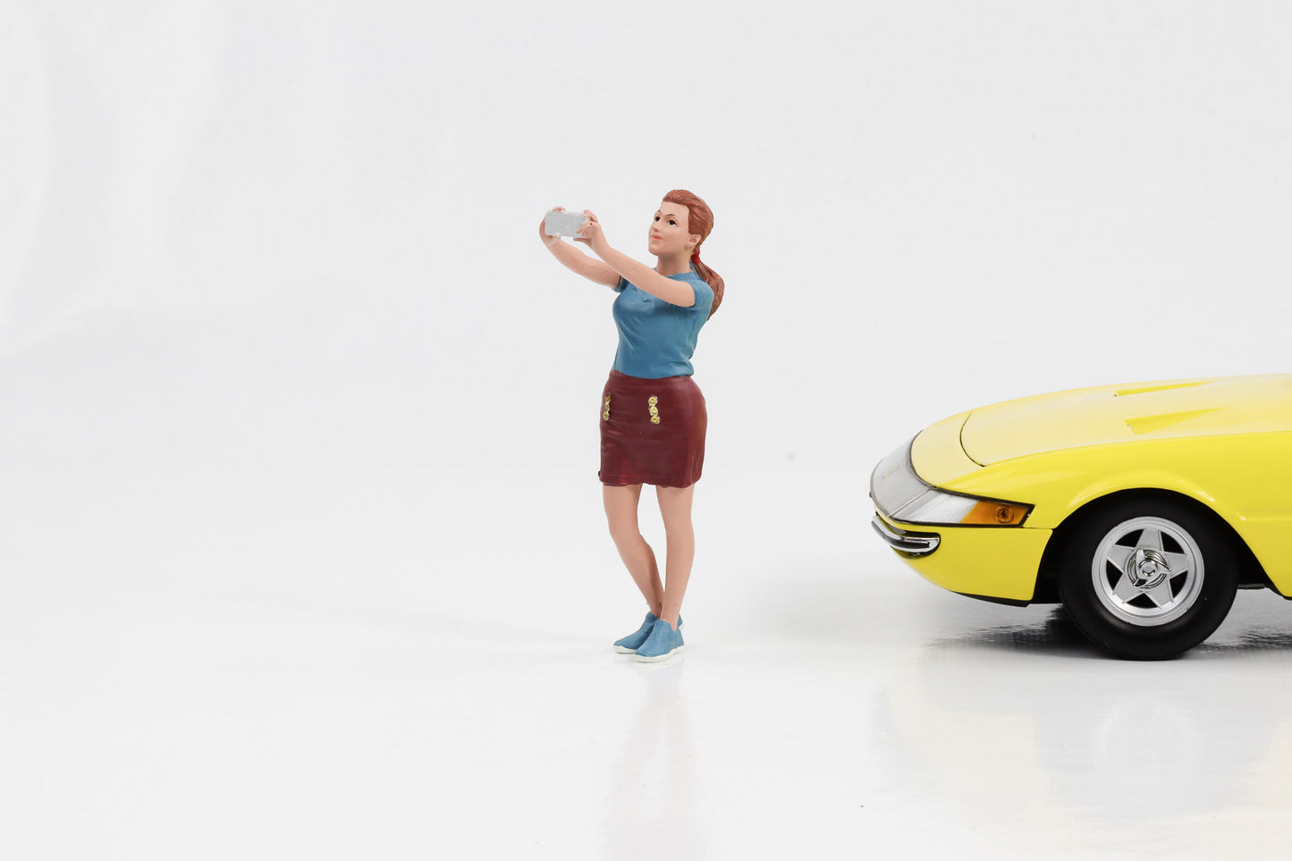 1:18 Figure Lina with Sneakers makes Selfie Figures American Diorama