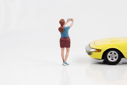 1:18 Figure Lina with Sneakers makes Selfie Figures American Diorama