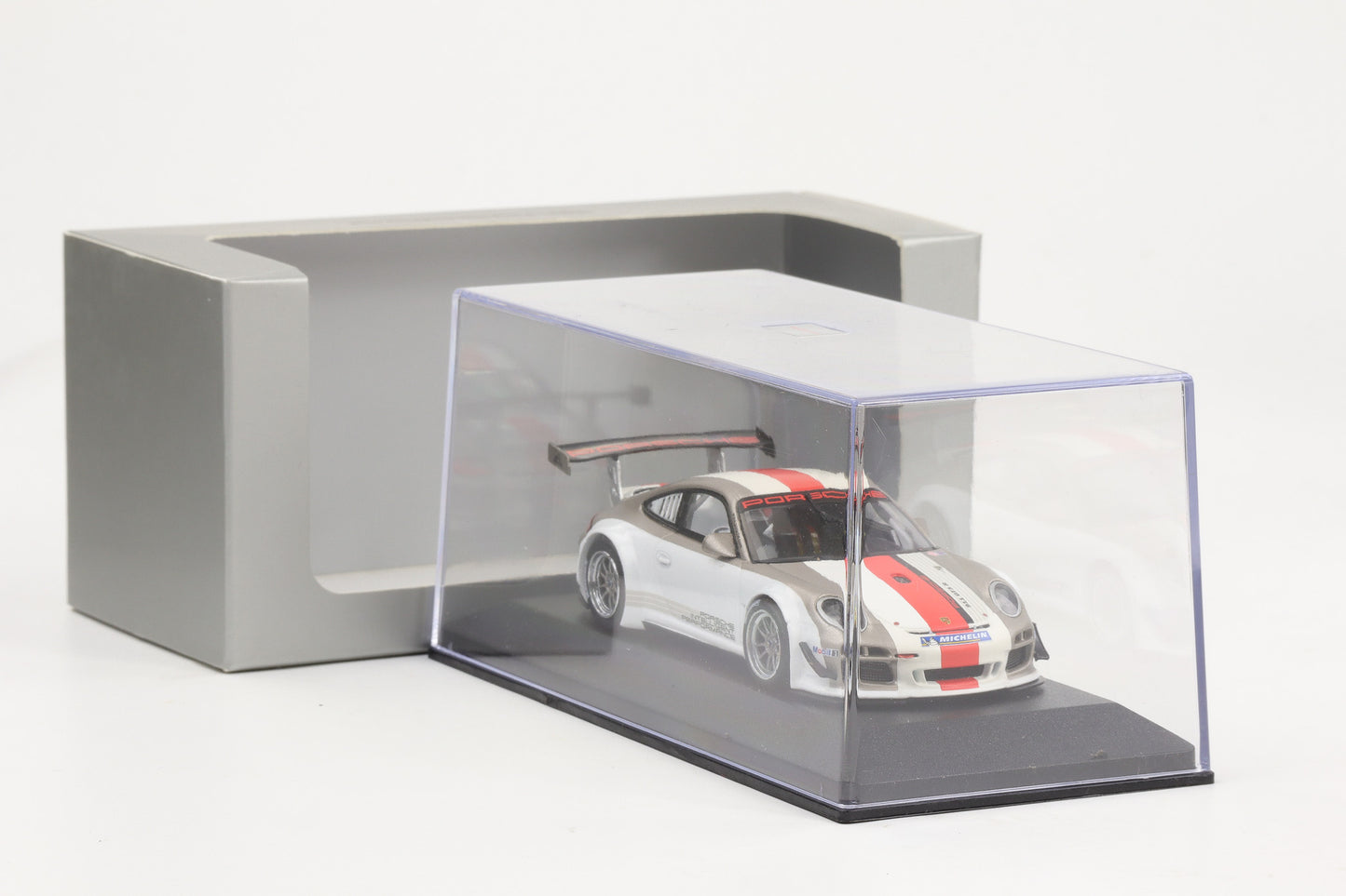 1:43 Minichamps Porsche 911 997 GT3 R 2012 weiß / roter Streifen WAP Dealer
