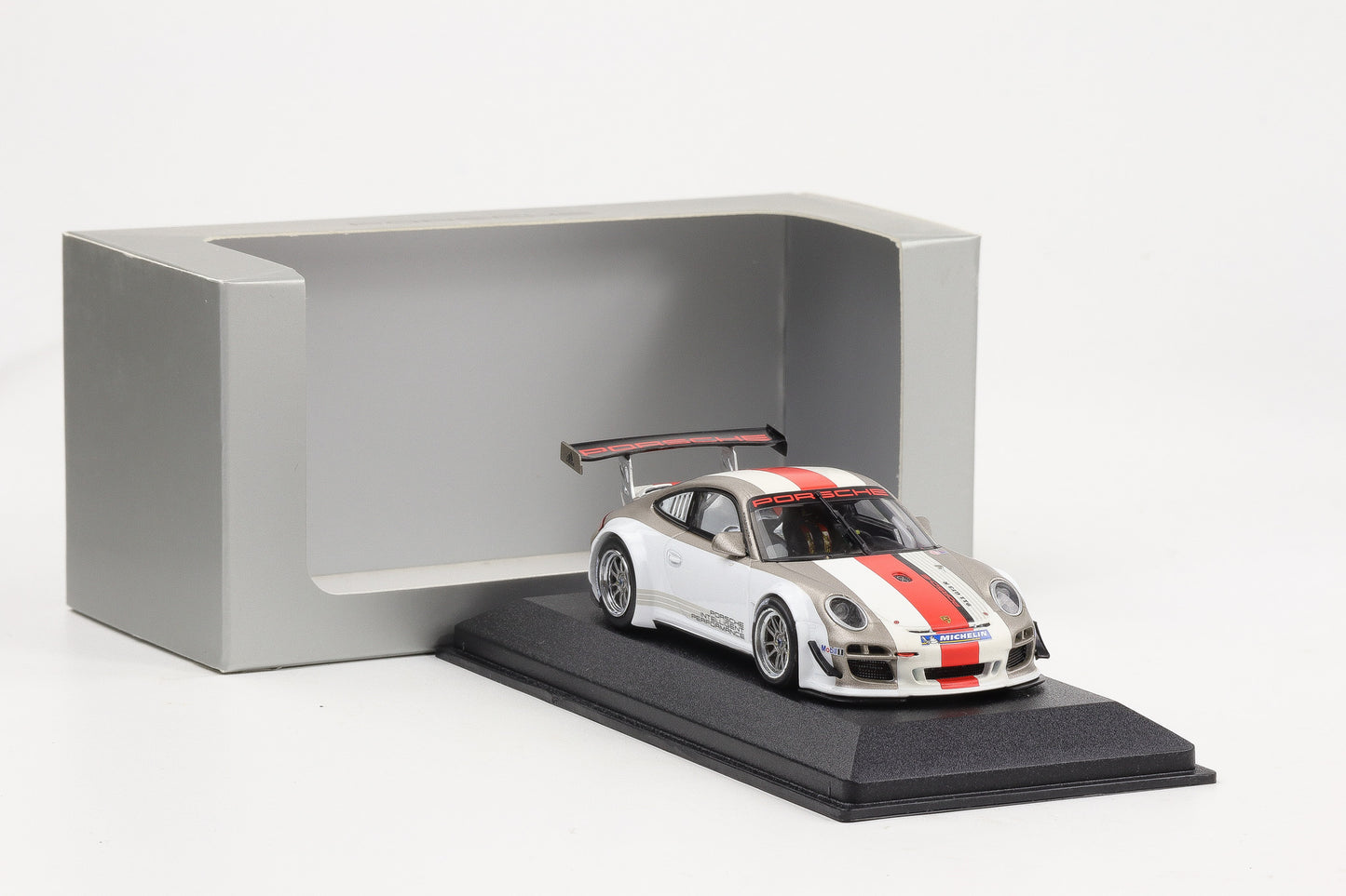 1:43 Minichamps Porsche 911 997 GT3 R 2012 weiß / roter Streifen WAP Dealer