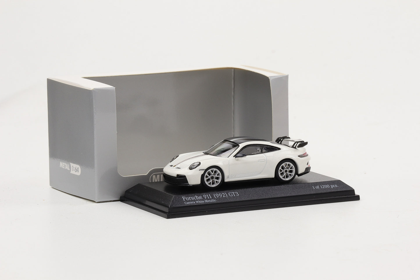 1:64 Minichamps Porsche 911 992 GT3 2021 Carrera white metallic diecast