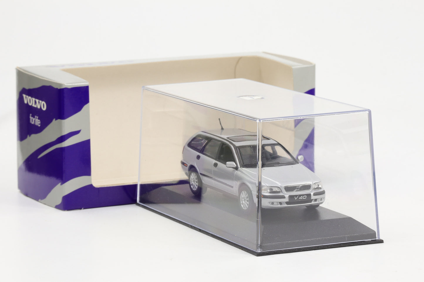 1:43 Minichamps Volvo V40 Estate silber metallic Dealer