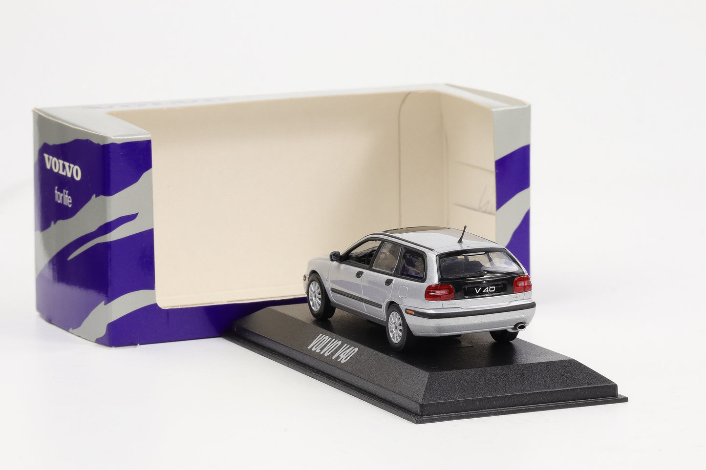 1:43 Minichamps Volvo V40 Estate silber metallic Dealer