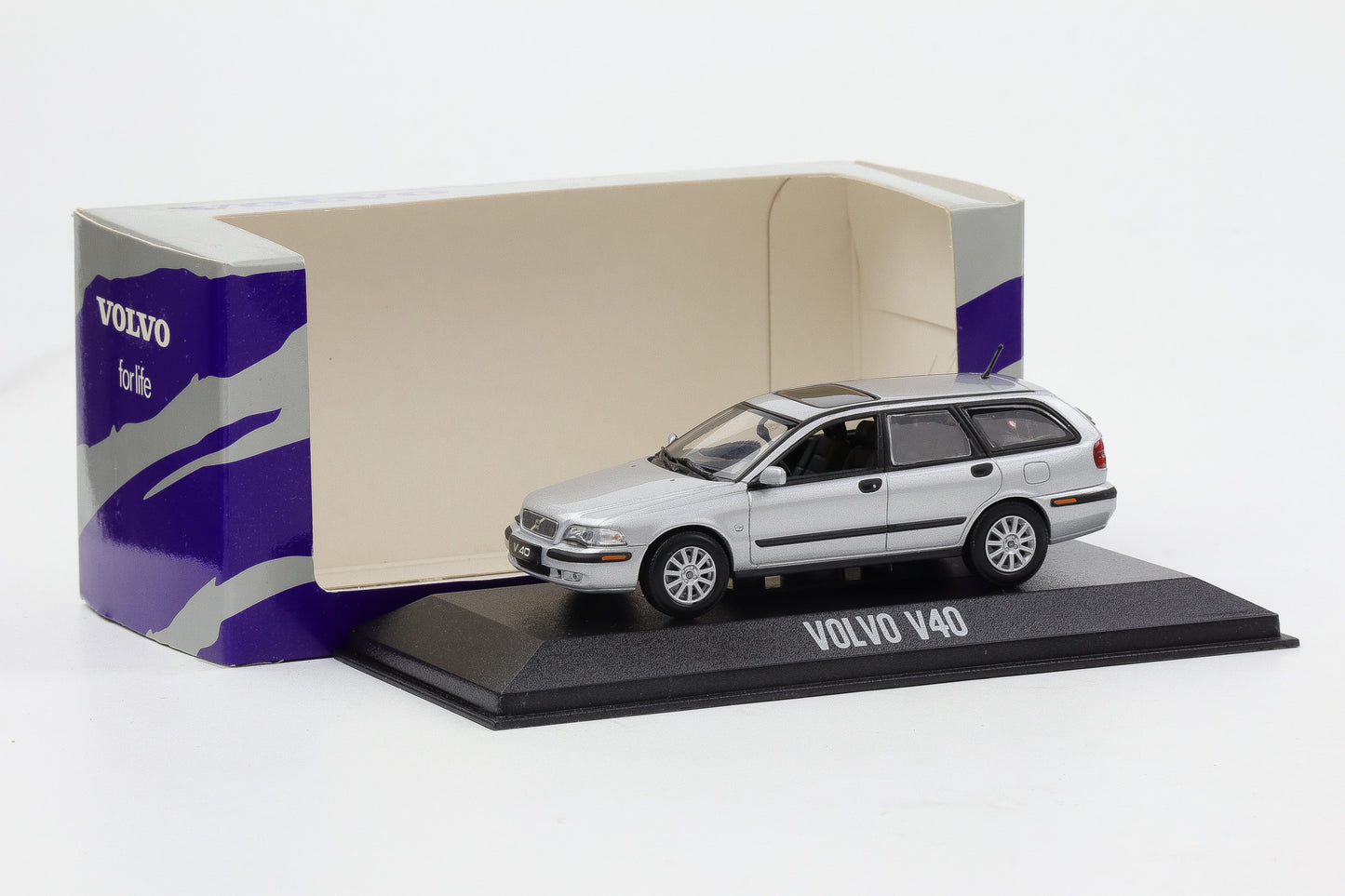 1:43 Minichamps Volvo V40 Estate silber metallic Dealer