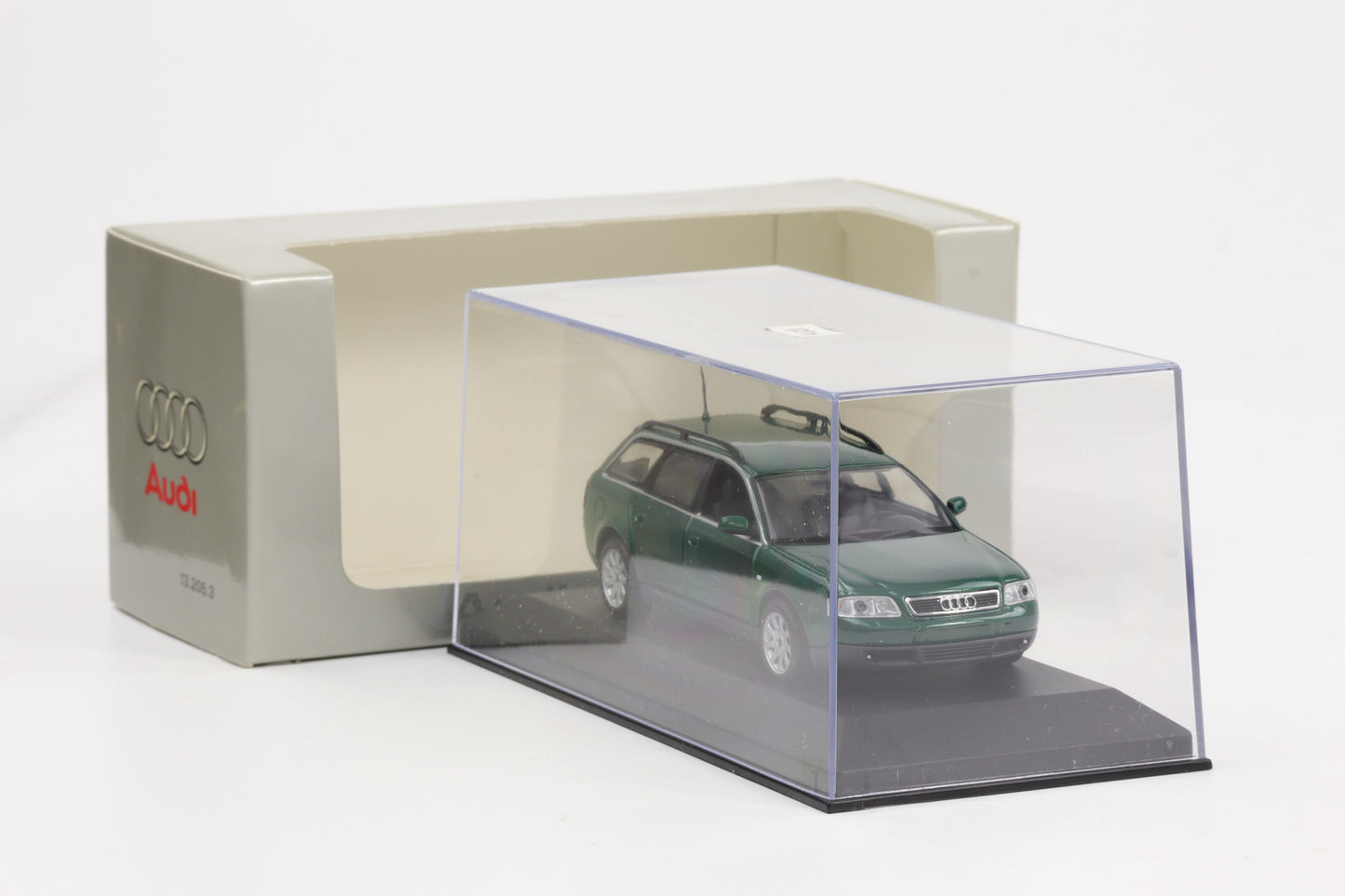 1:43 Minichamps Audi A6 Avant C5 Typ 4B 1998 grün metallic Dealer