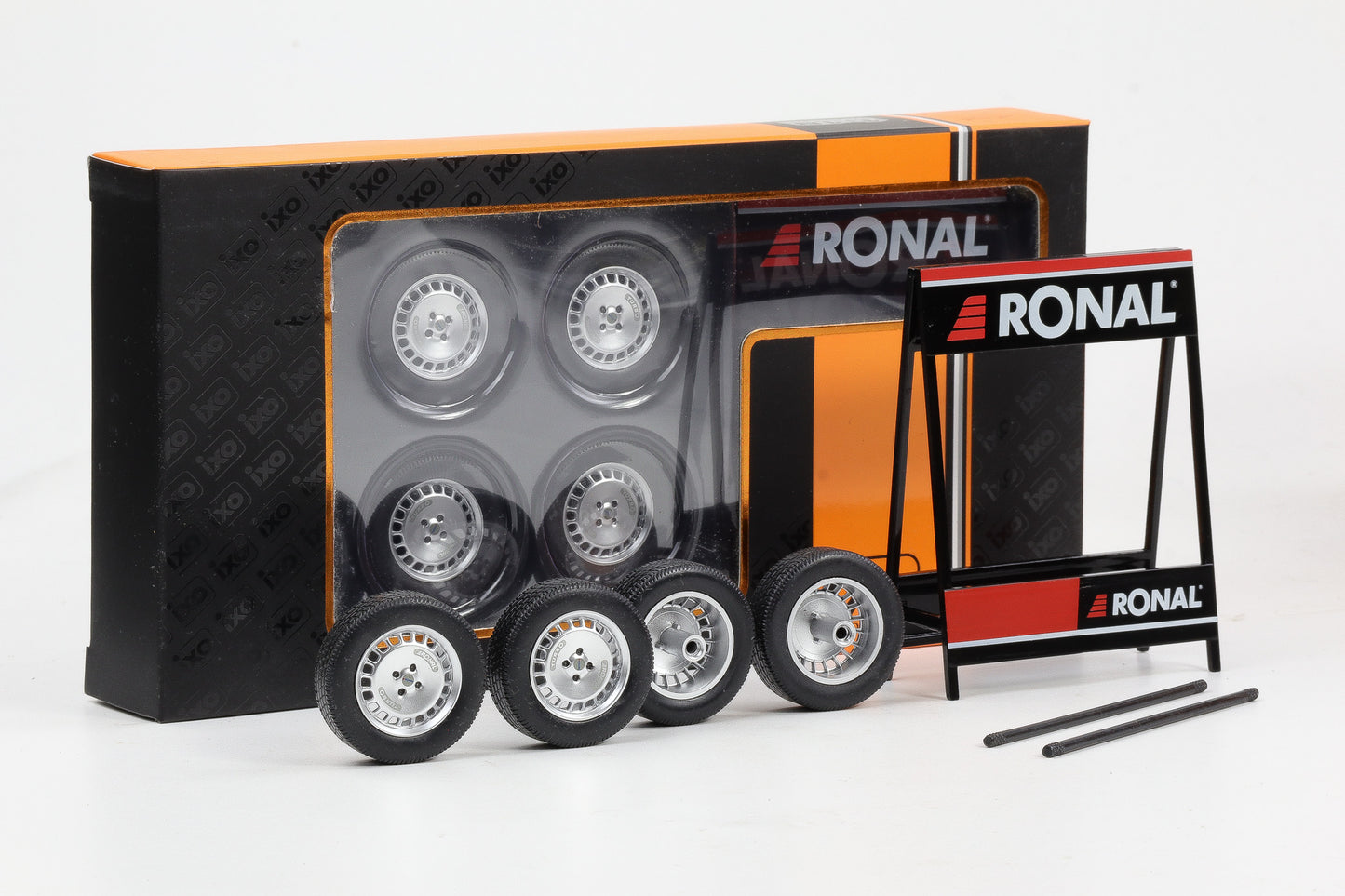 1:18 IXO 4 Felgen Radsatz Ronal Set / Felge ca 23 mm silber / ca 34 mm mit Reifen