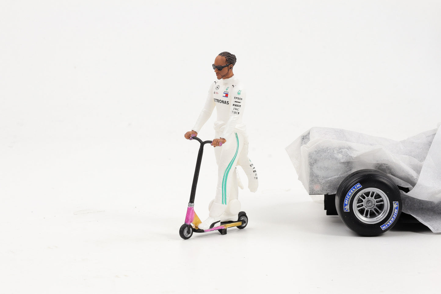 1:18 Cartrix Figur F1 Hamilton Skate Scooter 2016 Figuren Diorama Formel 1