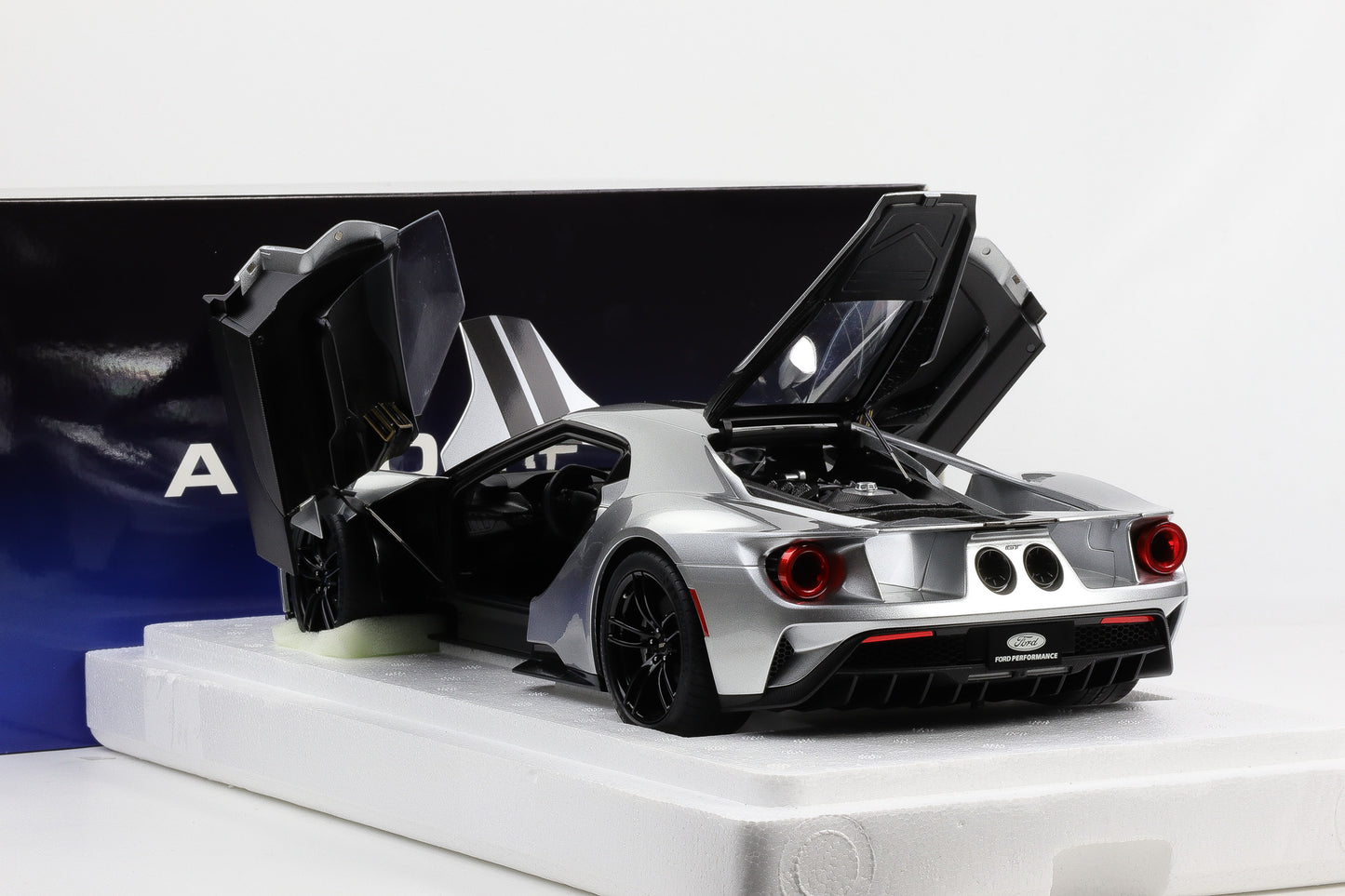 1:12 AUTOart Ford GT 2017 Ingot Silver with Black stripes 12108