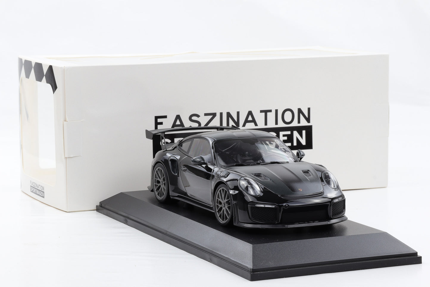 1:18 Minichamps Porsche 911 GT2 RS 991.2 2018 black Weissach Package Magnesium Wheels