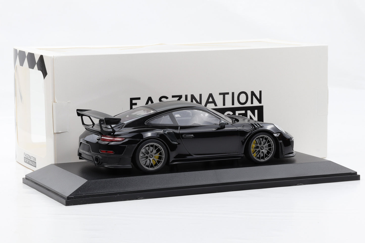 1:18 Minichamps Porsche 911 GT2 RS 991.2 2018 black Weissach Package Magnesium Wheels