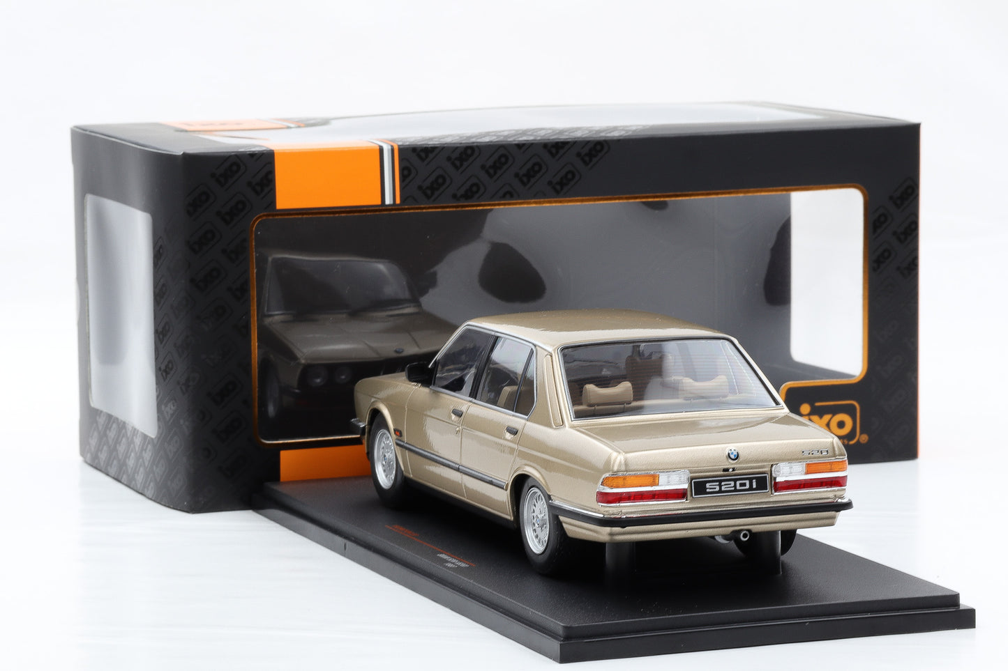 1:18 IXO BMW 5er Reihe 520i E28 Limousine 1987 gold metallic 18CMC184