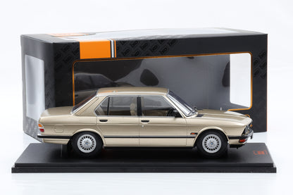 1:18 IXO BMW 5er Reihe 520i E28 Limousine 1987 gold metallic 18CMC184