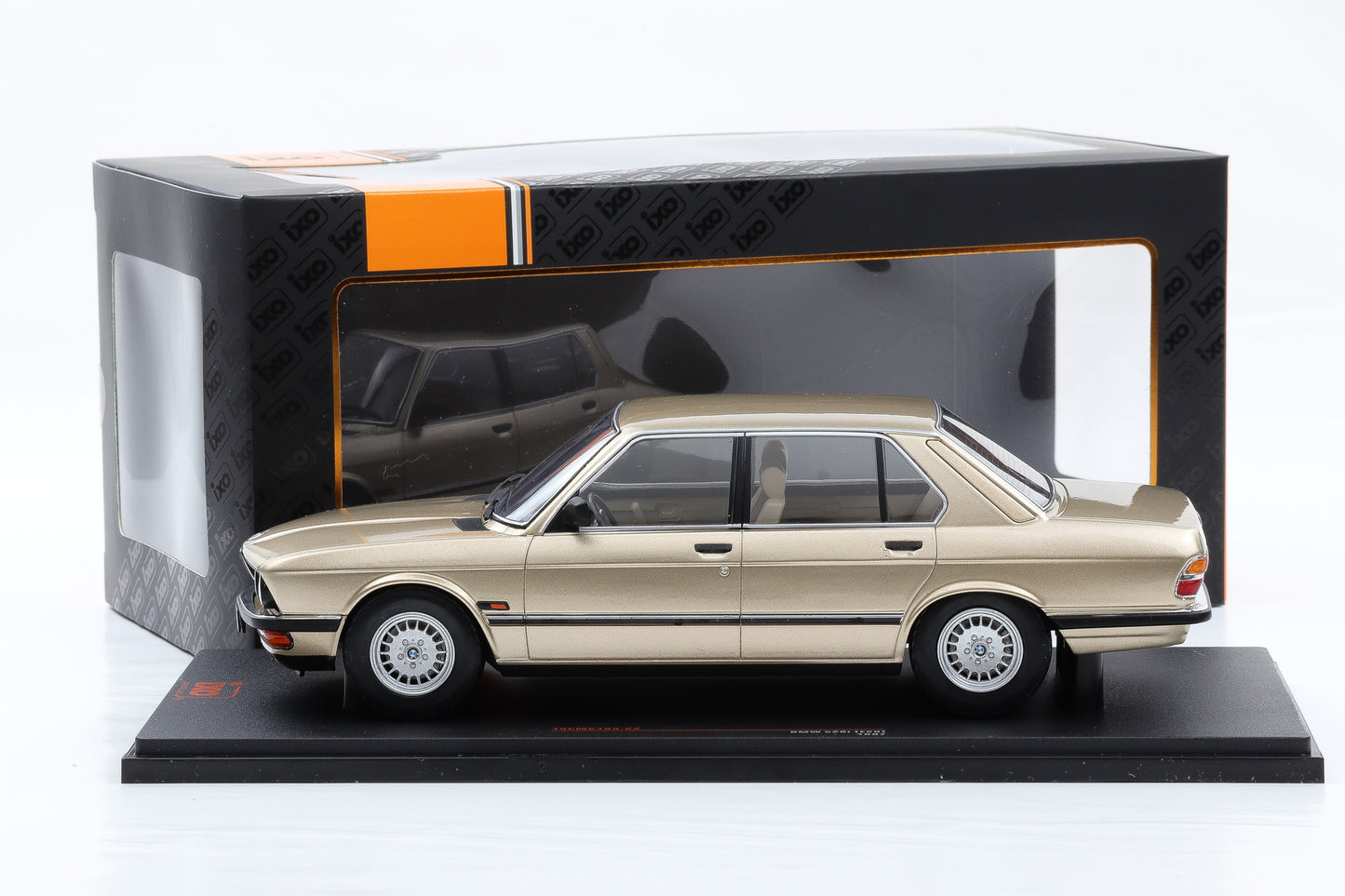 1:18 IXO BMW 5er Reihe 520i E28 Limousine 1987 gold metallic 18CMC184