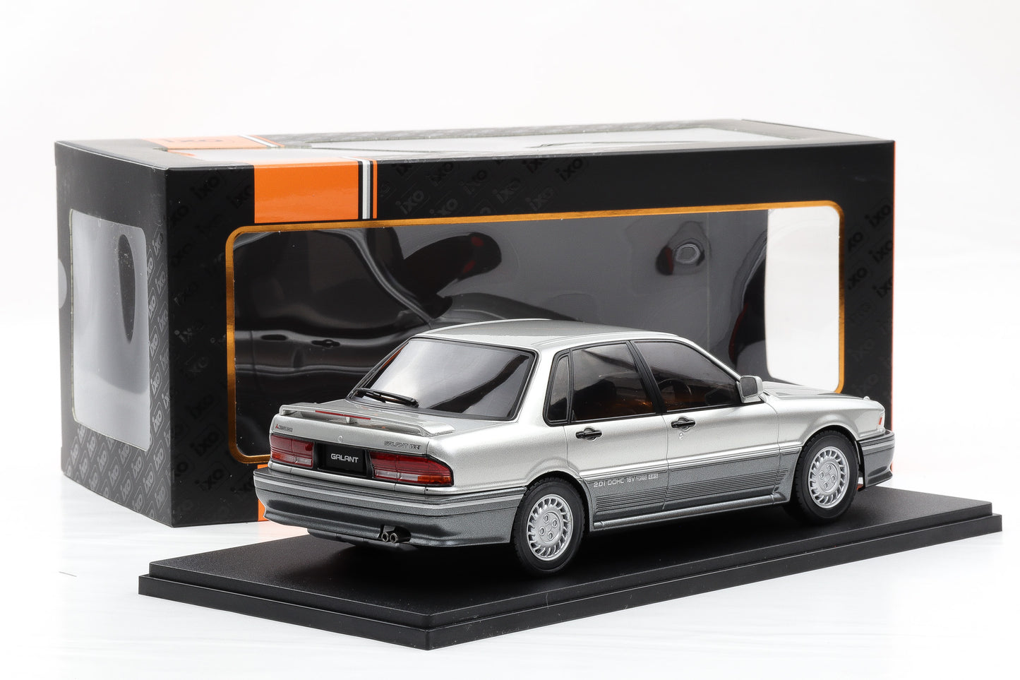 1:18 IXO Mitsubishi Galant VR-4 2.0DOHC RHD silber 1987 18CMC191