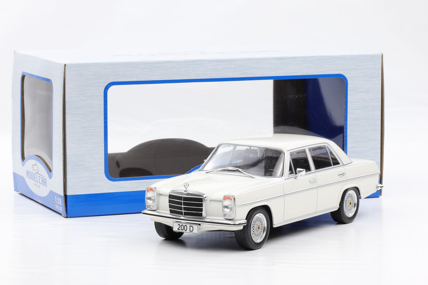 1:18 MCG Mercedes Benz 220 D /8 Strichachter W115 1968 weiss diecast 18122