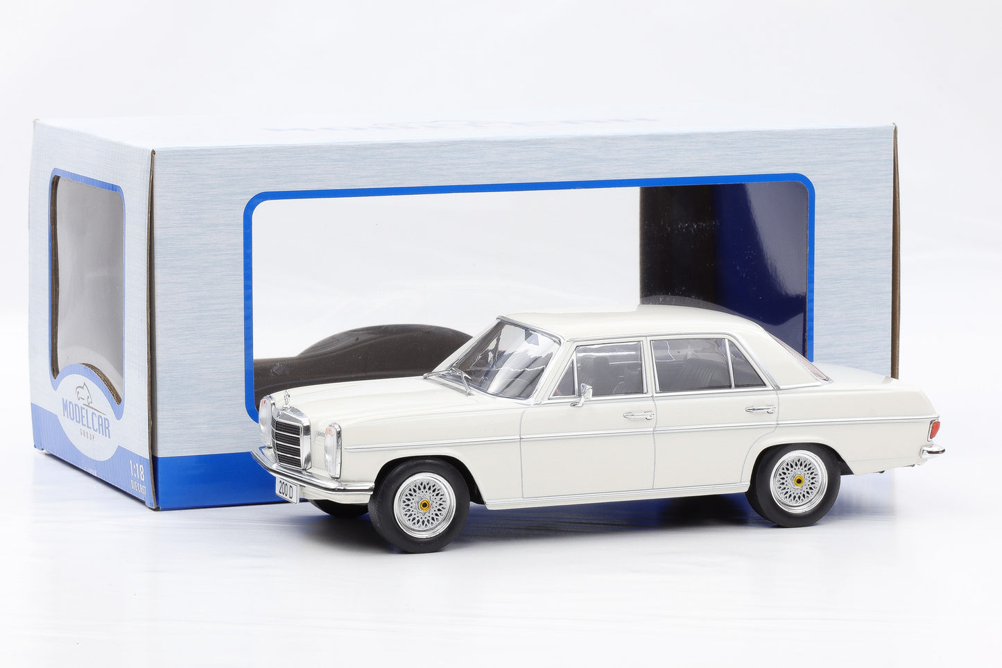1:18 MCG Mercedes Benz 220 D /8 Strichachter W115 1968 weiss diecast 18122