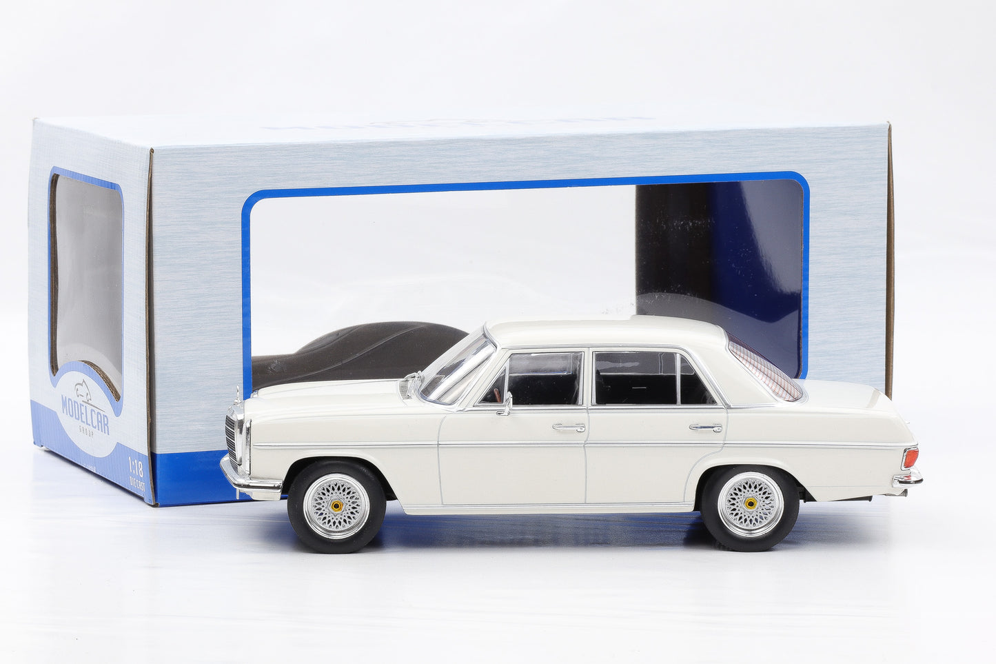 1:18 MCG Mercedes Benz 220 D /8 Strichachter W115 1968 weiss diecast 18122