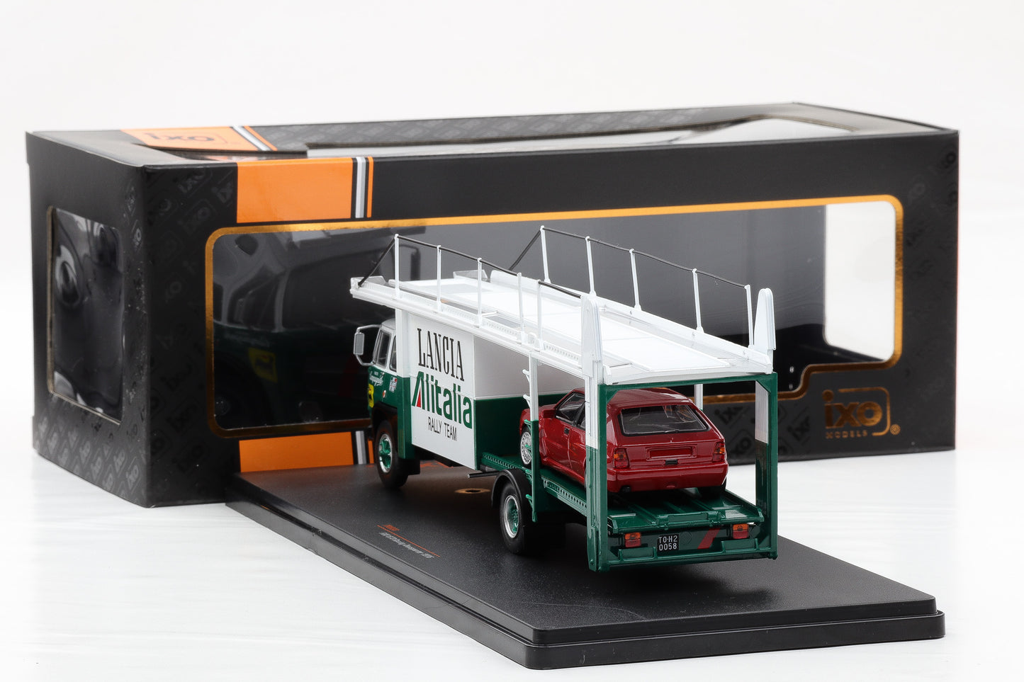 1:43 IXO Fiat 673 Racing Auto-Transporter Lancia AIitalia Rally Team IXOTRU038