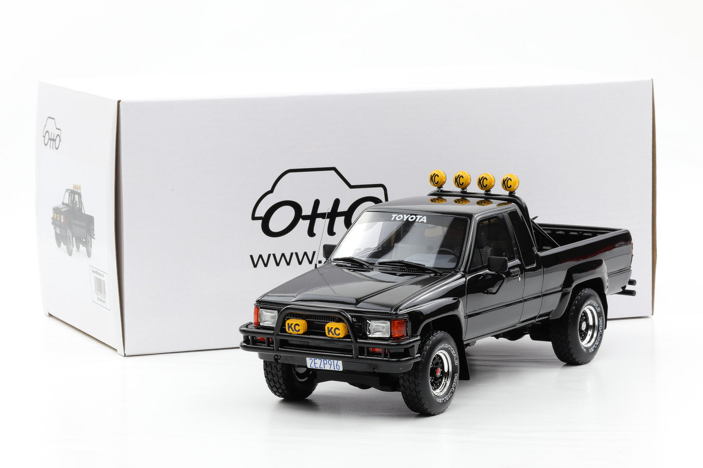 1:18 OTTOmobile Toyota Hilux SR5 Back to the Future Glossy black 1985