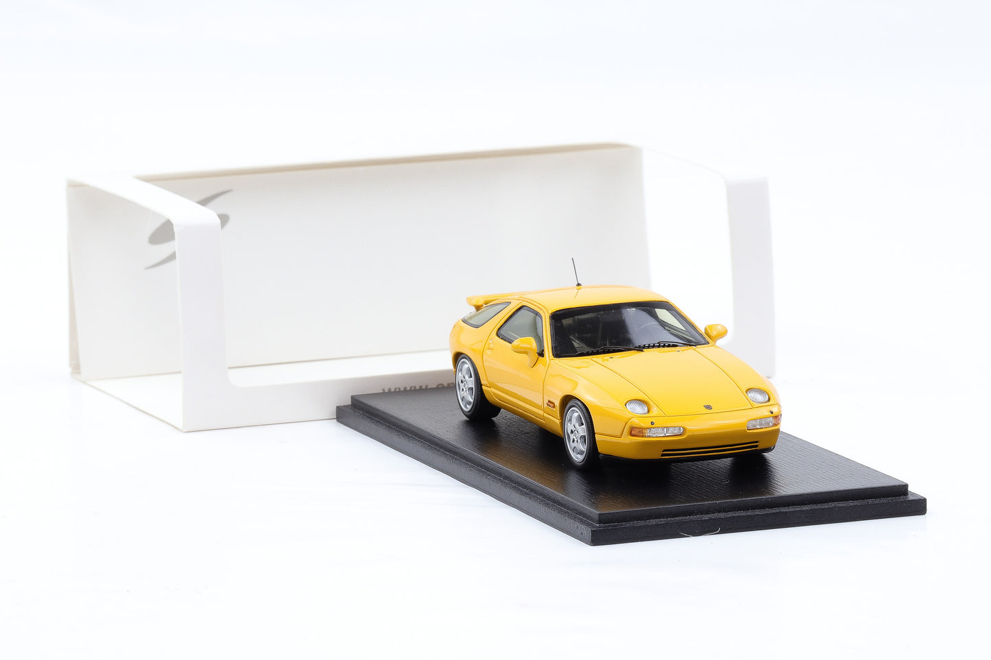 1:43 Spark Porsche 928 GTS gelb PD04311015