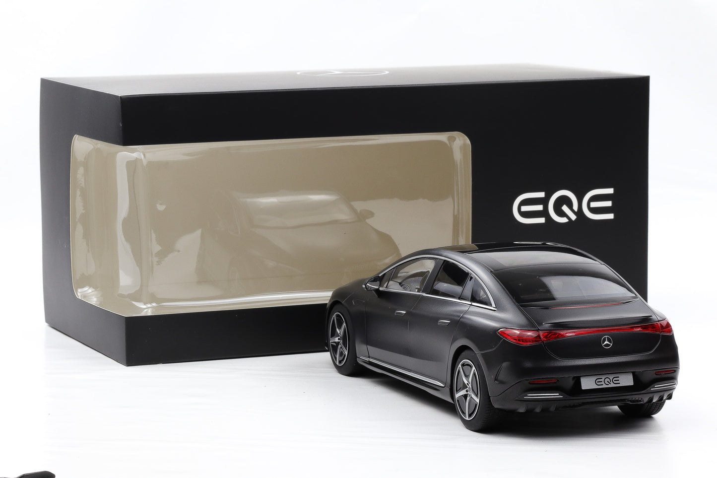 1:18 Mercedes-Benz EQE AMG Line V295 graphitgrau mango 2023 NZG Dealer