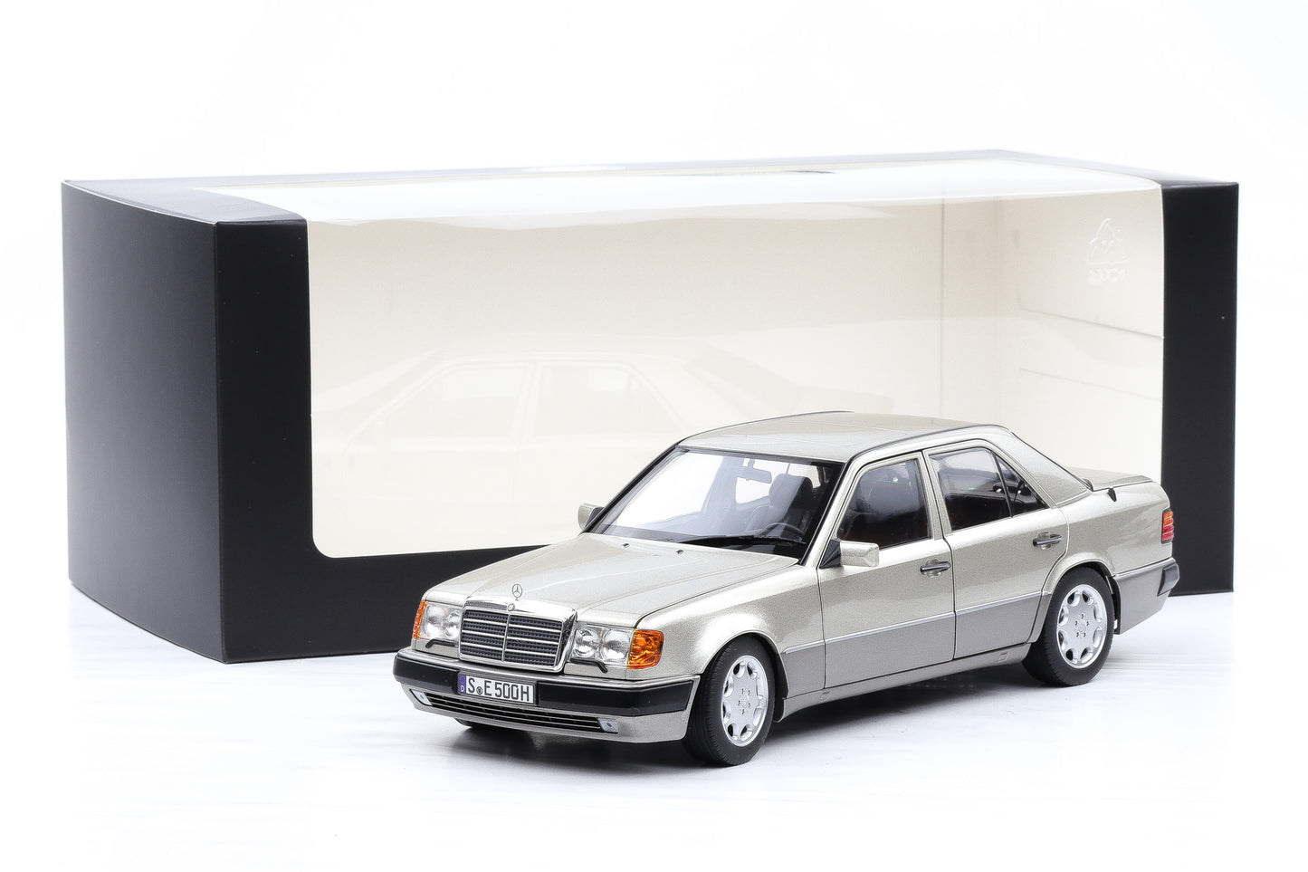 1:18 Norev Mercedes-Benz 500 E W124 5.0 V8 Limousine rauchsilber DEALER Edition