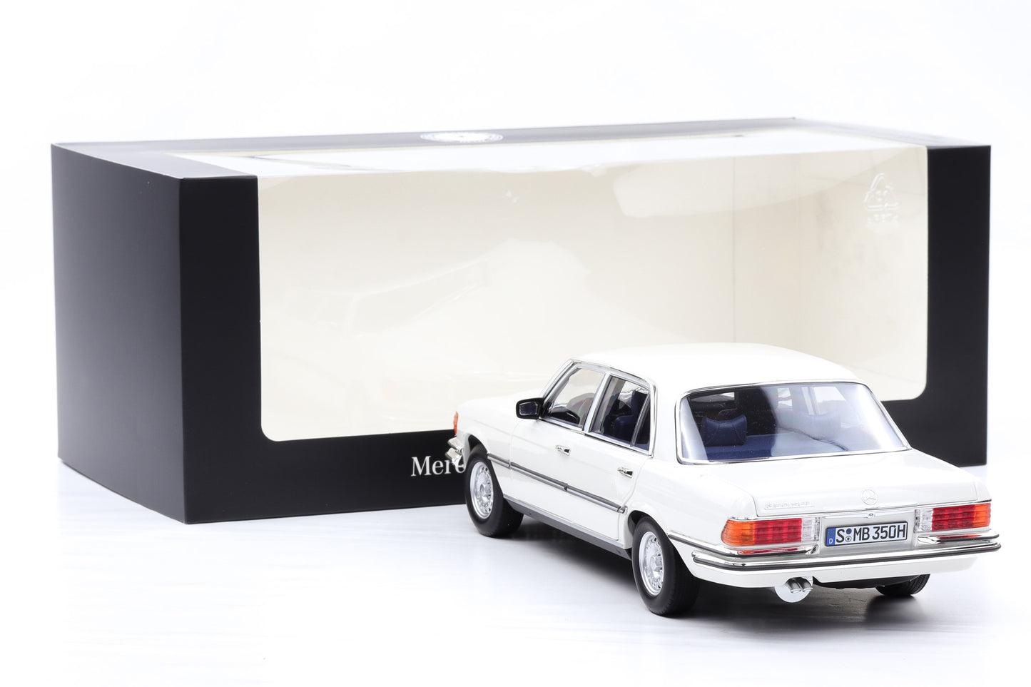 1:18 Norev Mercedes-Benz 350 SEL W116 1973/80 weiss  Dealer mit Vitrine
