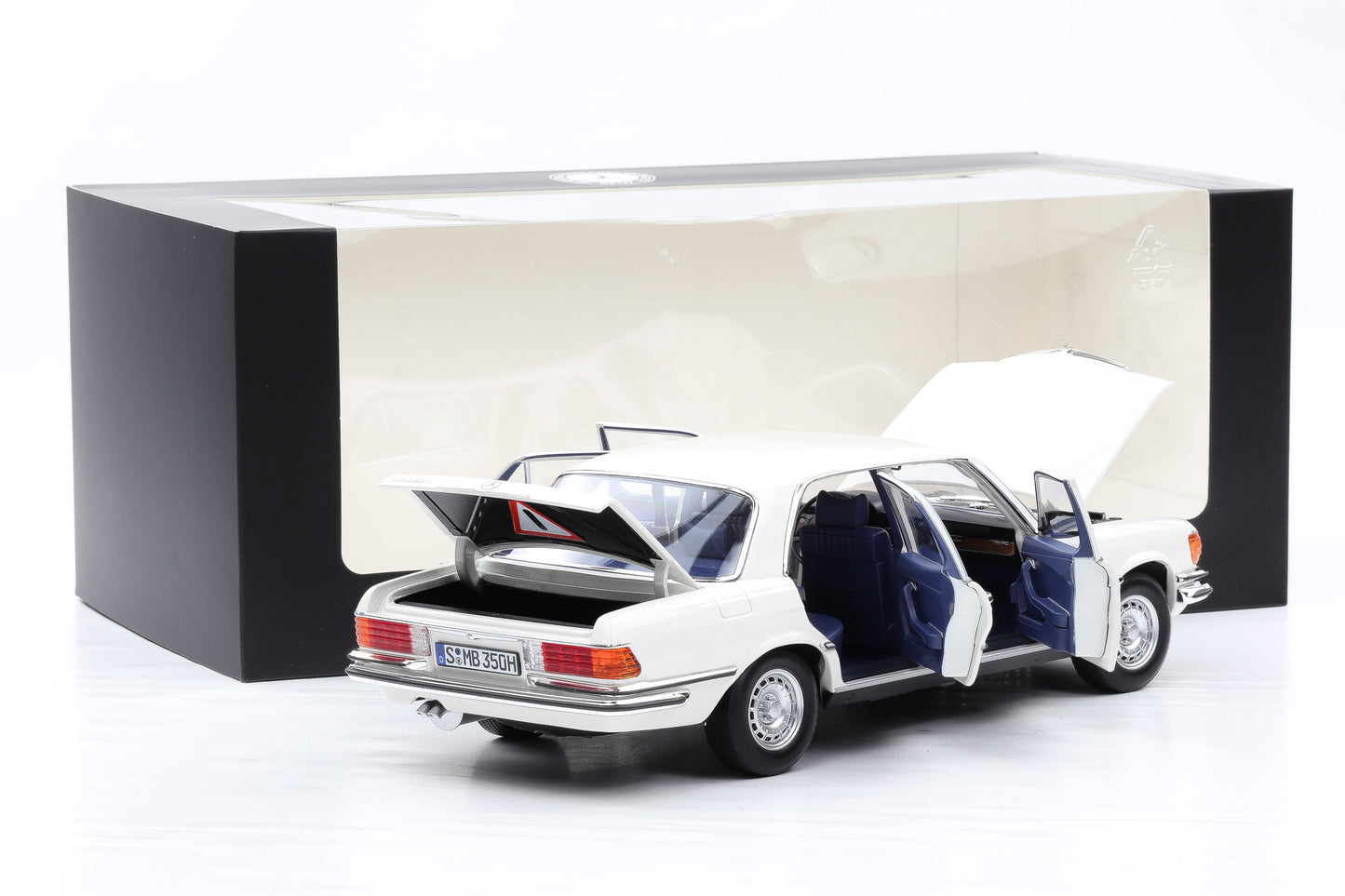 1:18 Norev Mercedes-Benz 350 SEL W116 1973/80 weiss  Dealer mit Vitrine