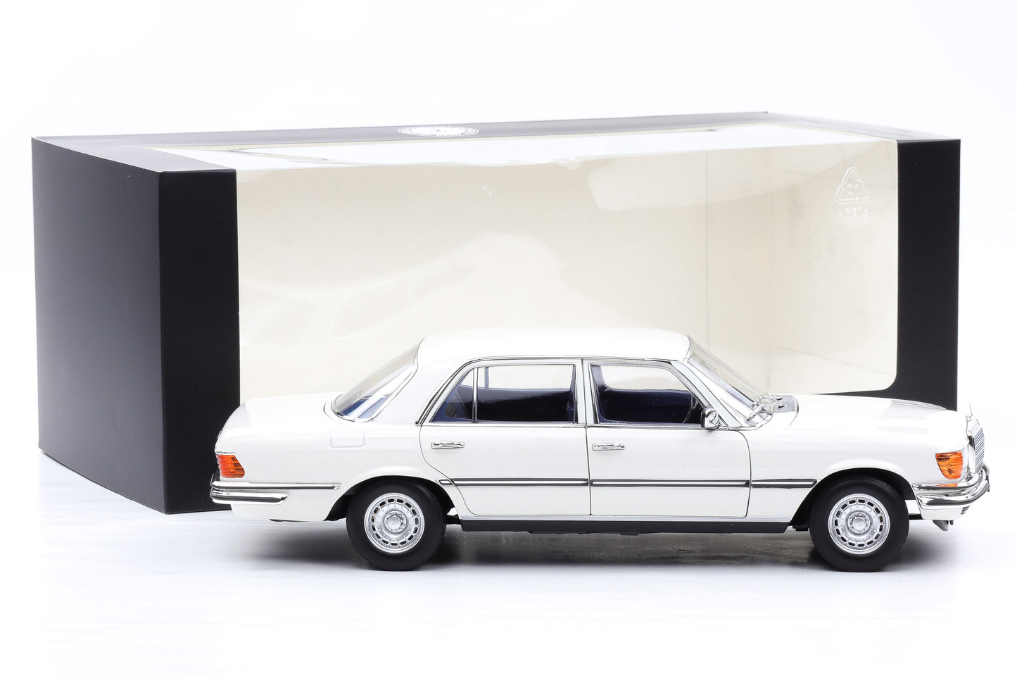 1:18 Norev Mercedes-Benz 350 SEL W116 1973/80 weiss  Dealer mit Vitrine