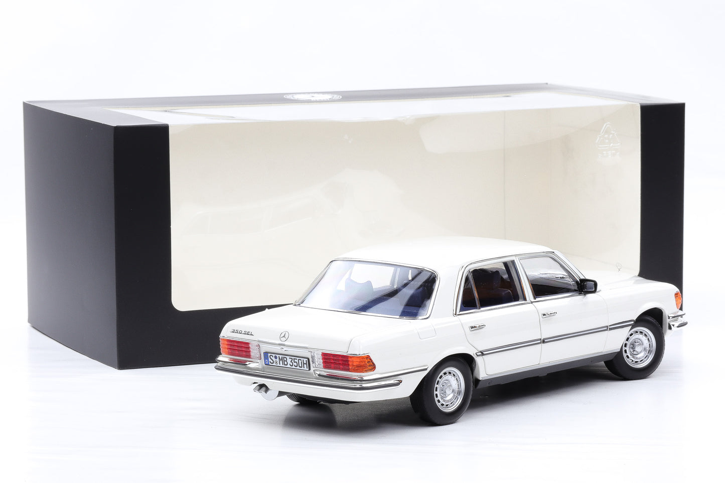 1:18 Norev Mercedes-Benz 350 SEL W116 1973/80 weiss  Dealer mit Vitrine