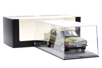 1:18 Norev Mercedes-Benz 200 W123 agavengrün 1980 opening Dealer mit Vitrine