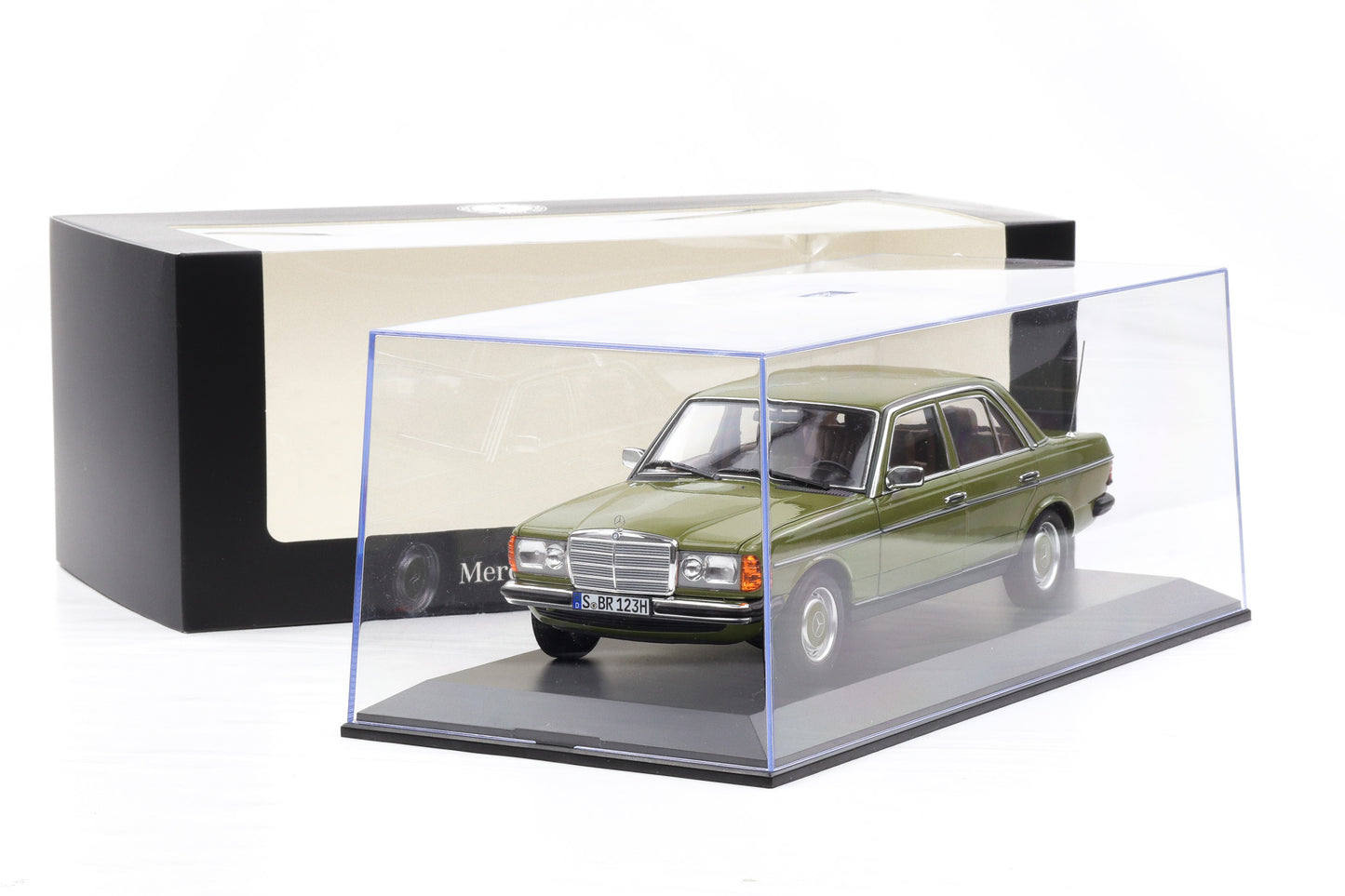 1:18 Norev Mercedes-Benz 200 W123 agavengrün 1980 opening Dealer mit Vitrine
