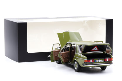 1:18 Norev Mercedes-Benz 200 W123 agavengrün 1980 opening Dealer mit Vitrine