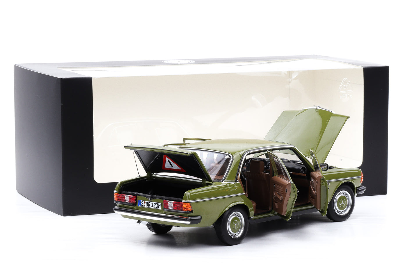 1:18 Norev Mercedes-Benz 200 W123 agavengrün 1980 opening Dealer mit Vitrine