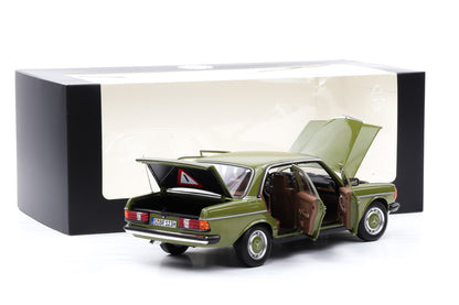 1:18 Norev Mercedes-Benz 200 W123 agavengrün 1980 opening Dealer mit Vitrine