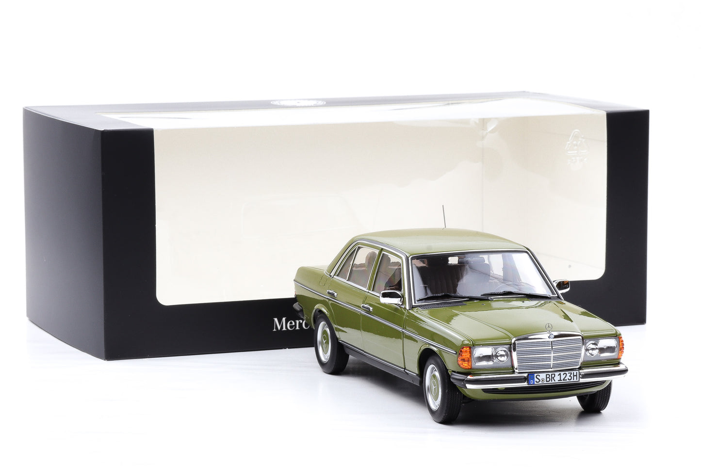 1:18 Norev Mercedes-Benz 200 W123 agavengrün 1980 opening Dealer mit Vitrine