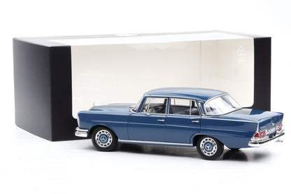 1:18 Norev Mercedes-Benz 220S W111 blau full opening Dealer + Vitrine