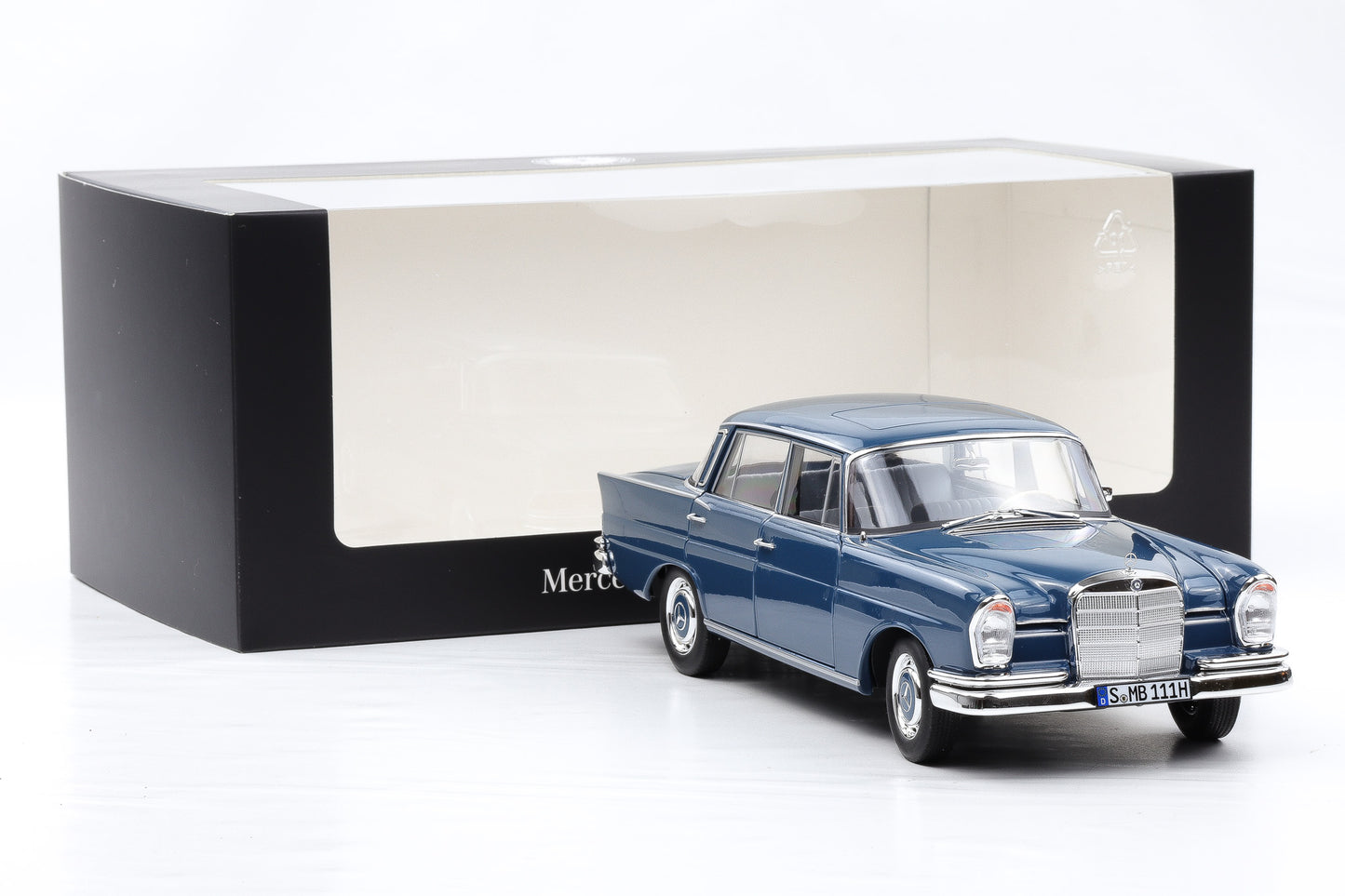 1:18 Norev Mercedes-Benz 220S W111 blau full opening Dealer + Vitrine