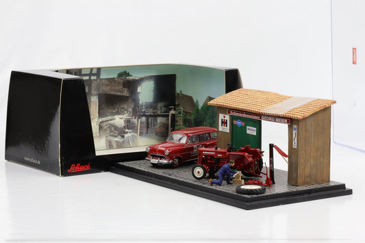 1:43 Mc Cormick customer service tractor barn 1 figure mechanic Schuco diorama