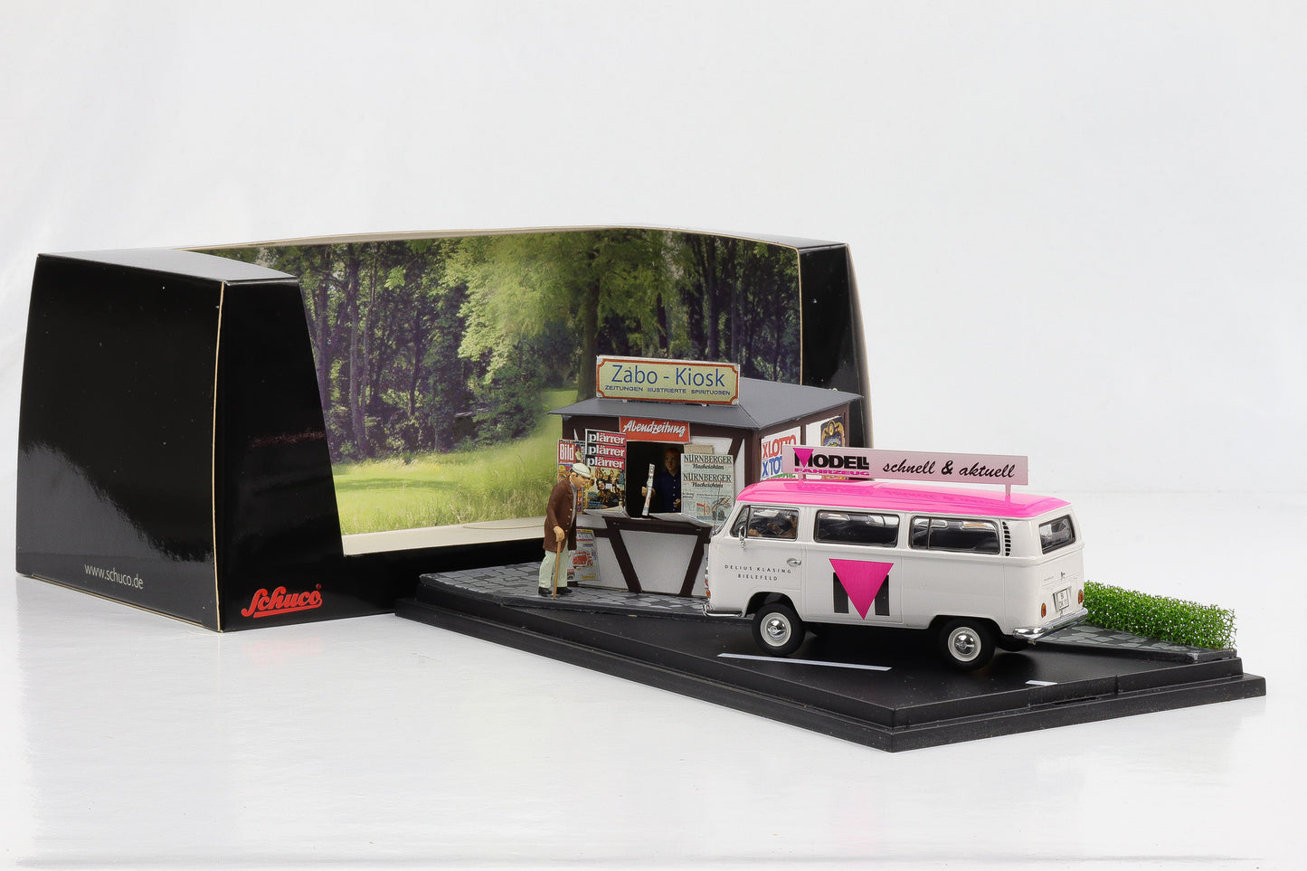 1:43 VW T2a Kastenwagen Modellfahrzeug + Kiosk + 4 Figuren Schuco Diorama