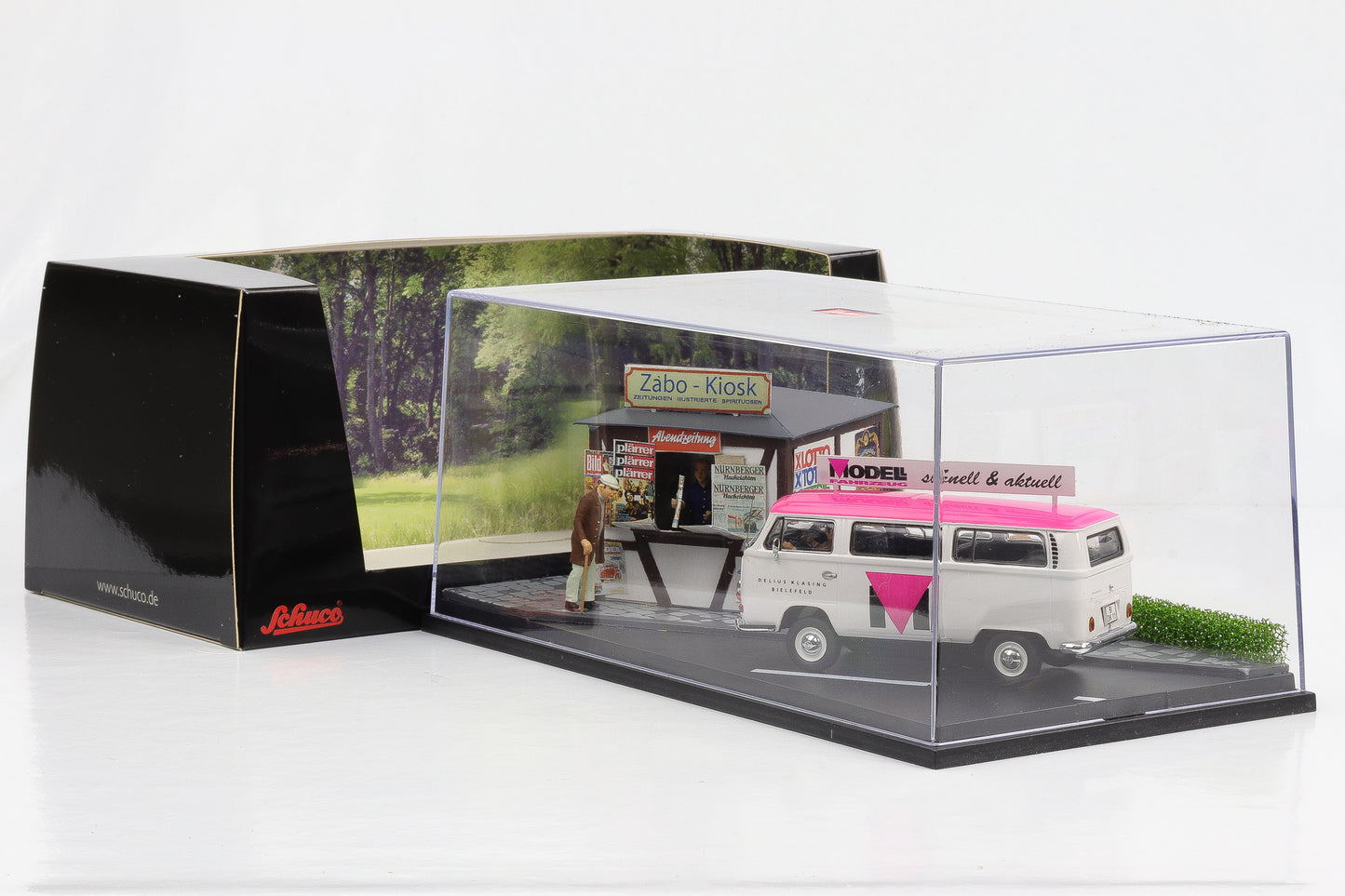 1:43 VW T2a panel van model vehicle + kiosk + 4 figures Schuco diorama