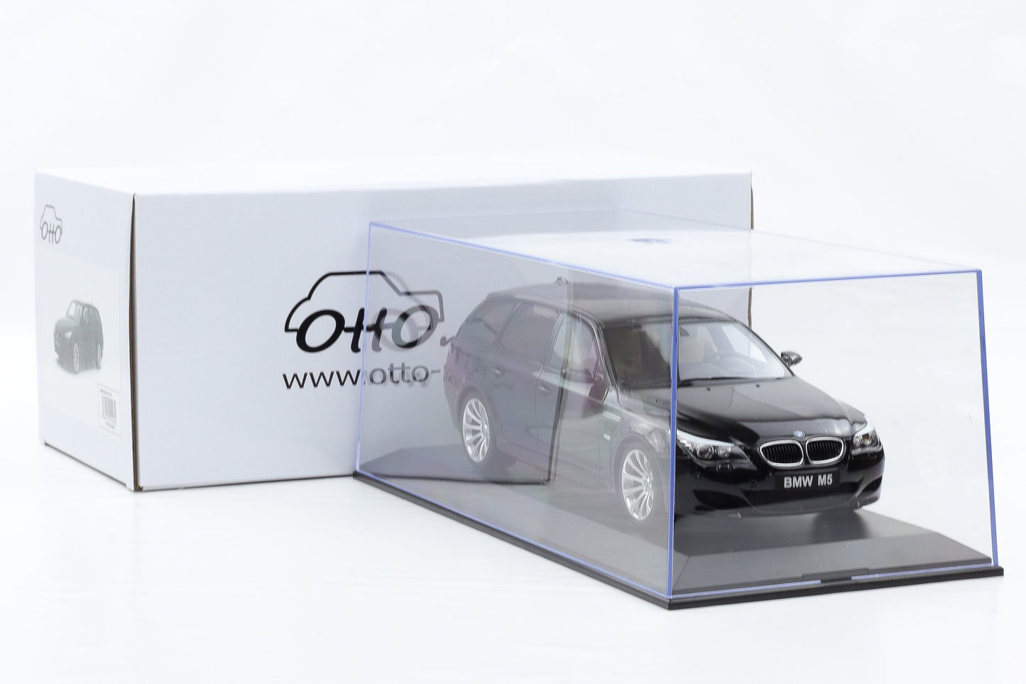 1:18 Ottomobile BMW E61 M5 Touring schwarz 2004 mit Vitrine OT1020