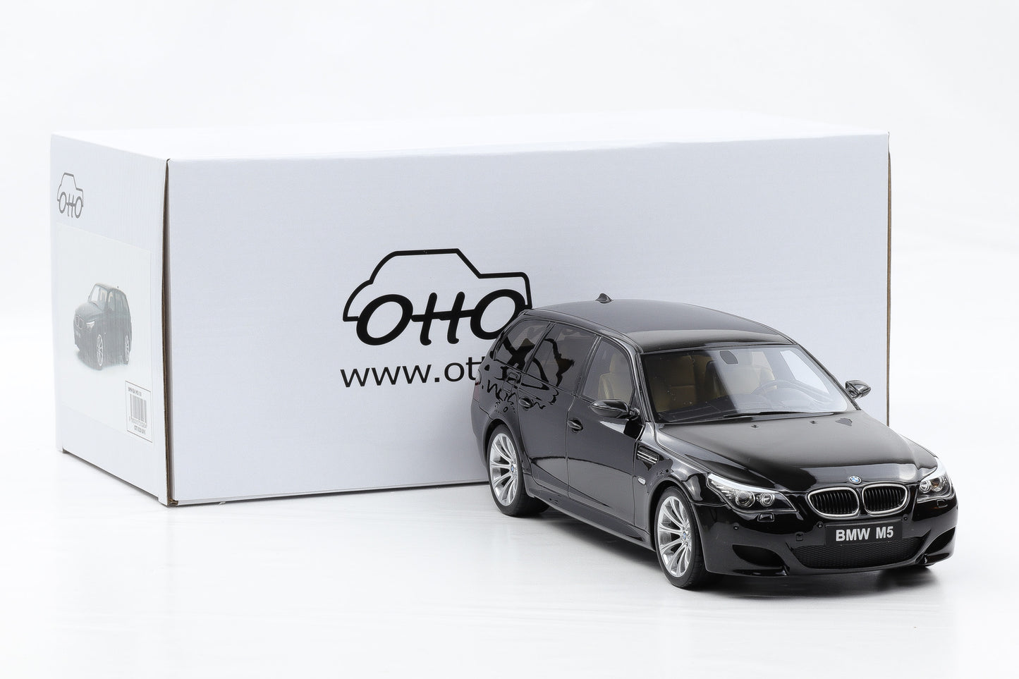1:18 Ottomobile BMW E61 M5 Touring schwarz 2004 mit Vitrine OT1020