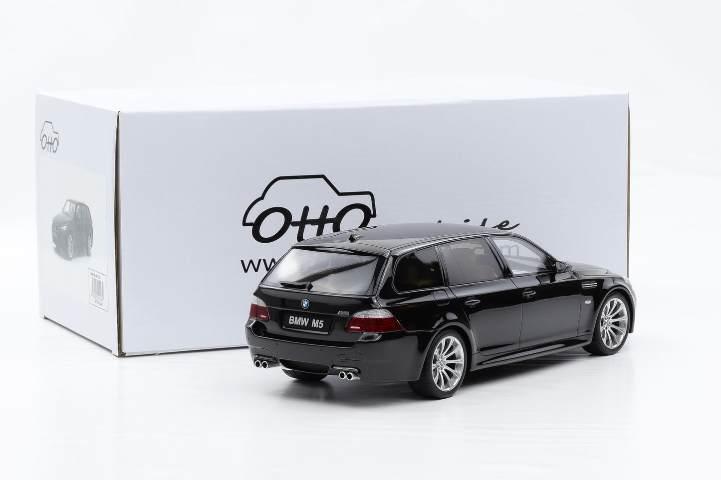1:18 Ottomobile BMW E61 M5 Touring schwarz 2004 mit Vitrine OT1020