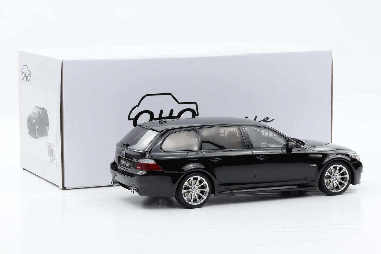 1:18 Ottomobile BMW E61 M5 Touring schwarz 2004 mit Vitrine OT1020