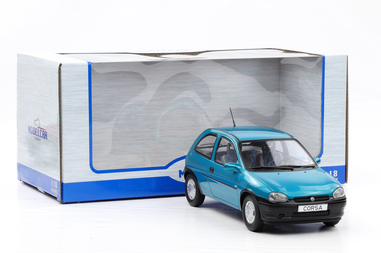 1:18 Opel Corsa B 1993 türkis metallic mit Vitrine MCG18514 diecast