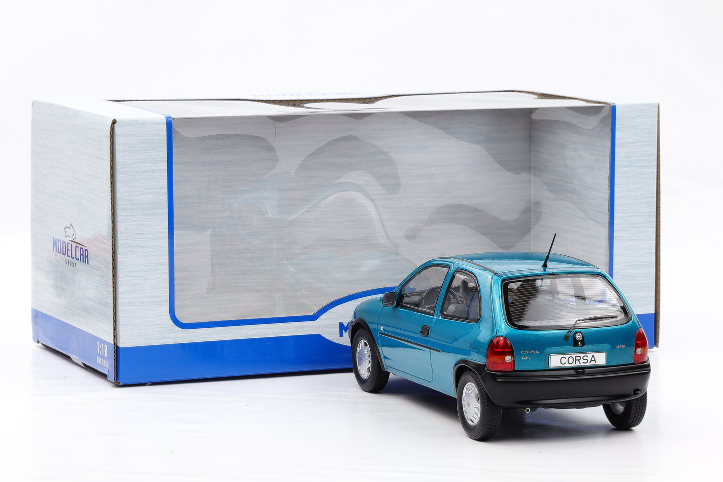1:18 Opel Corsa B 1993 türkis metallic mit Vitrine MCG18514 diecast