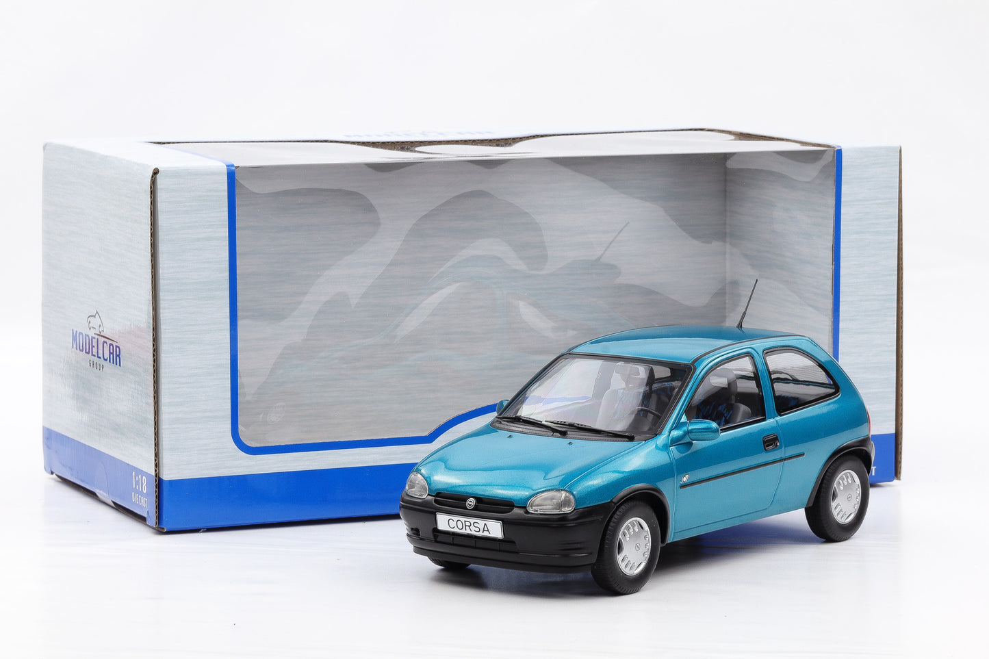 1:18 Opel Corsa B 1993 türkis metallic mit Vitrine MCG18514 diecast