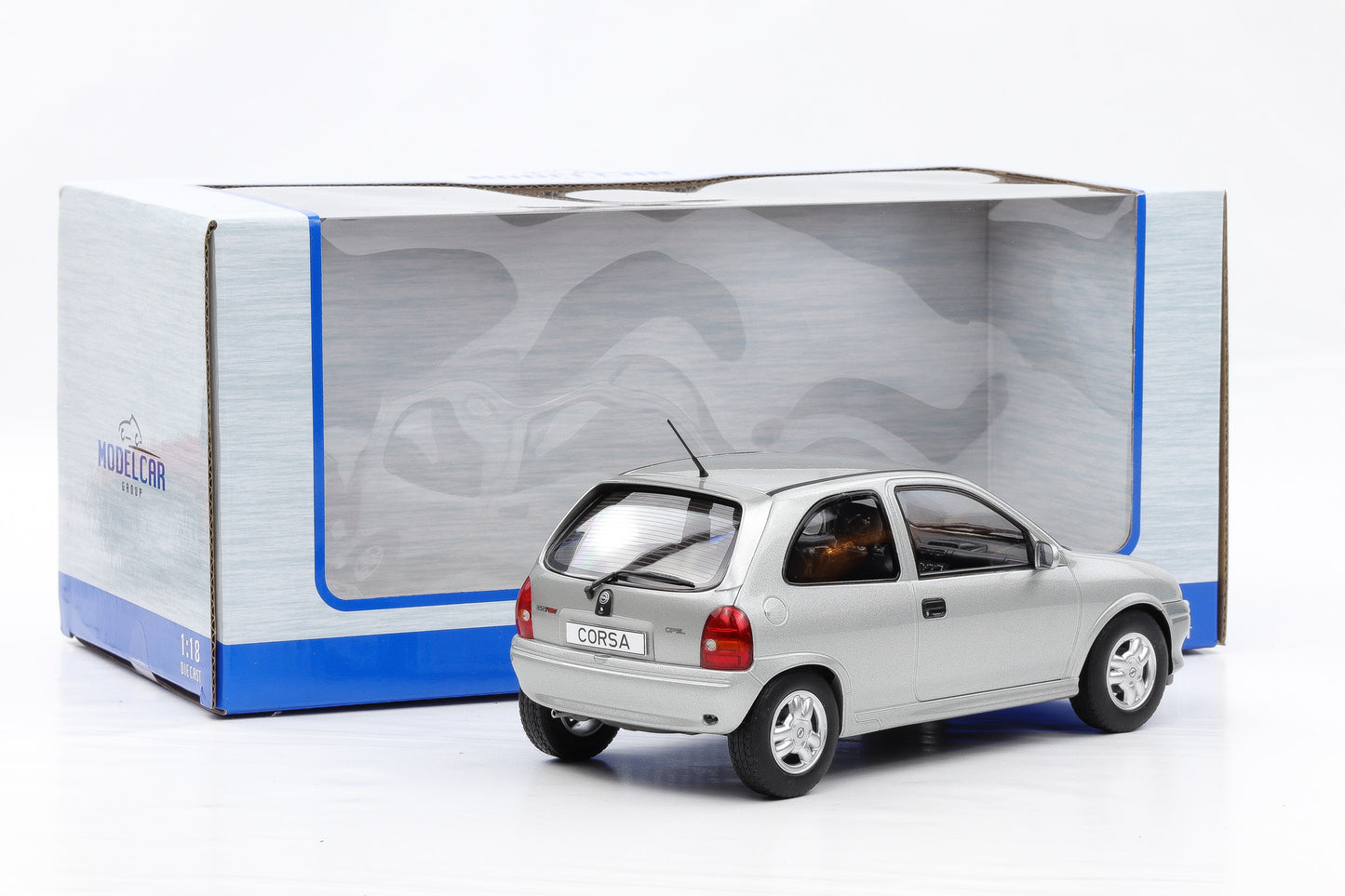1:18 Opel Corsa B GSI 1993 silber mit Vitrine MCG18515 diecast